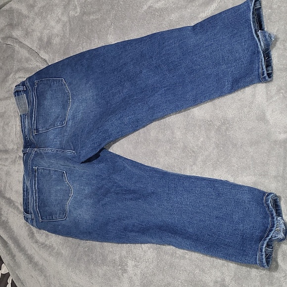 Distress Capri jeans - Picture 4 of 6